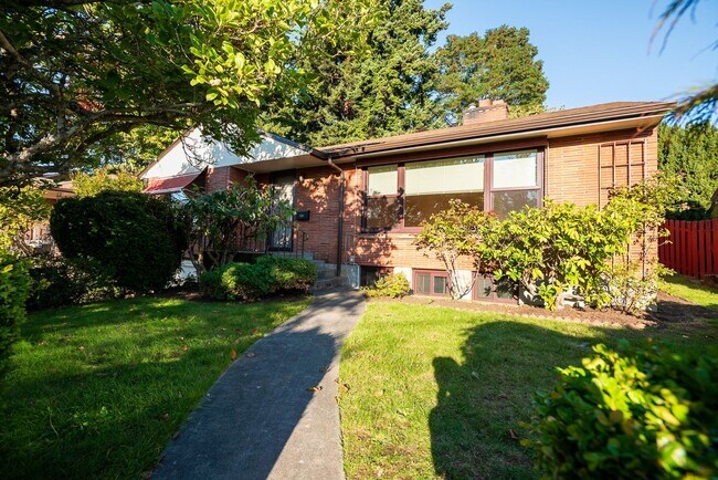 Building Photo - Beautiful Magnolia Brick close to village ...