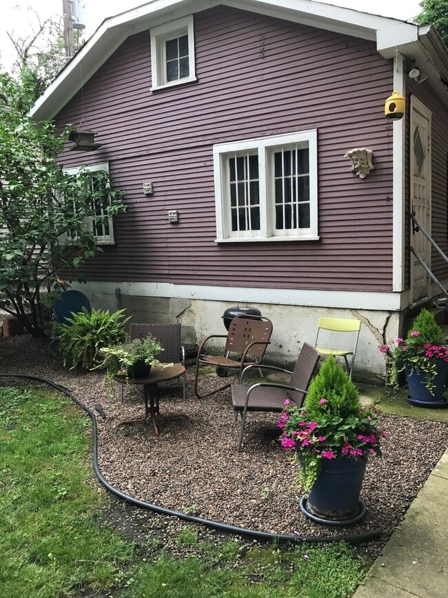 Building Photo - 1529 N Claremont Ave