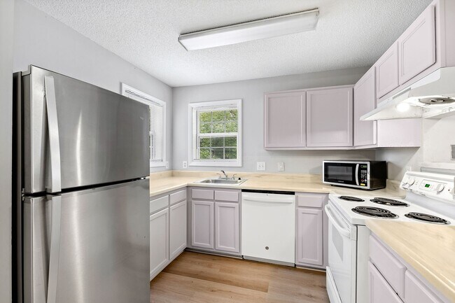 Building Photo - University Woods Retreat: 4 BR/4 Bath minutes to NCSU!