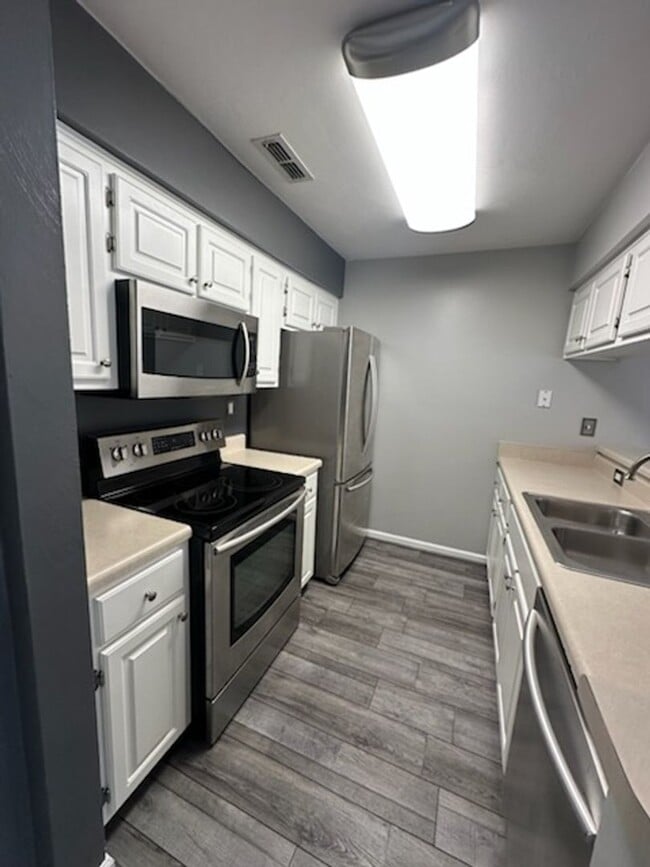 Building Photo - Gorgeous Townhouse in Riverwalk