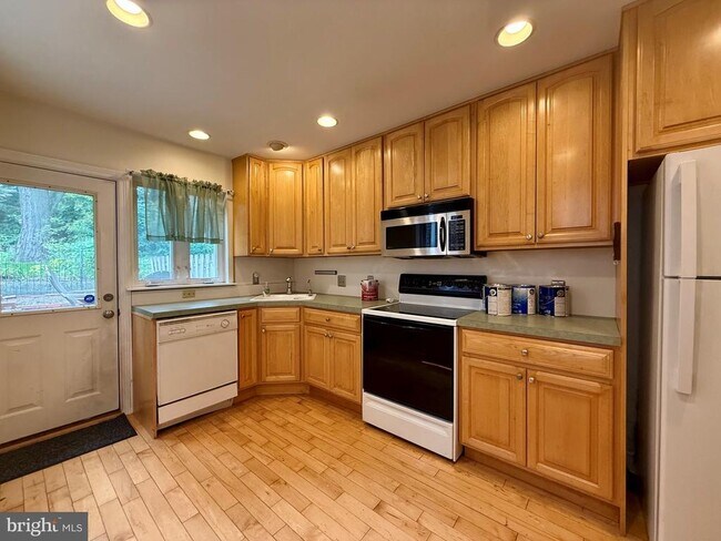Building Photo - 924 Lovering Ave