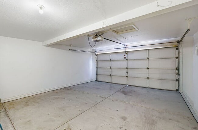 Building Photo - 1295 N Blackstone Dr