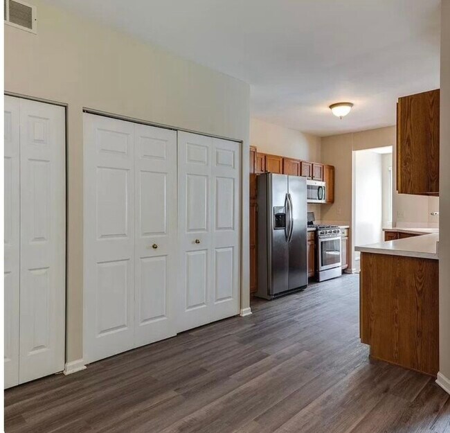 Building Photo - 1 S Oakhurst Dr