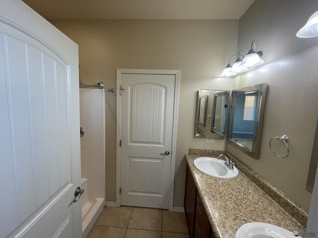 Building Photo - 6132 E Overlook Ln