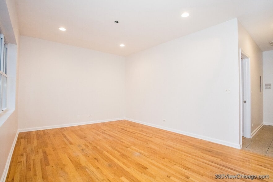 Living Room - 3906 W Belmont Ave