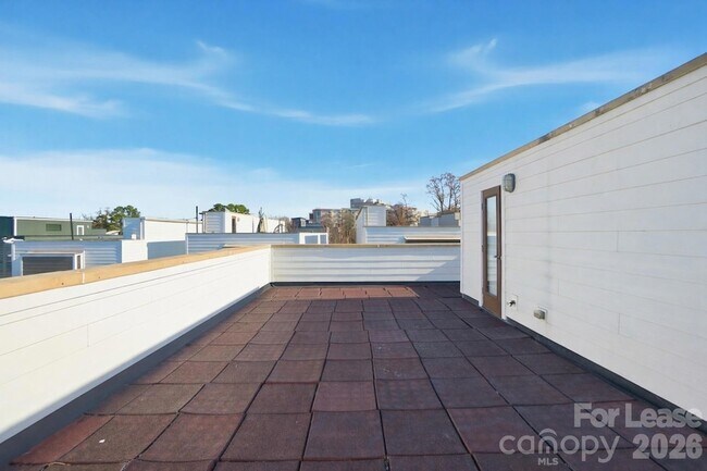 Building Photo - 921 Westbrook Dr