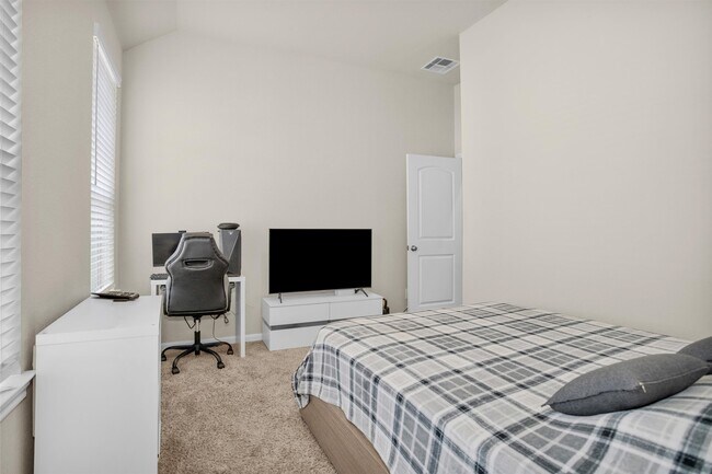 Building Photo - 28100 Rocky Heights Dr