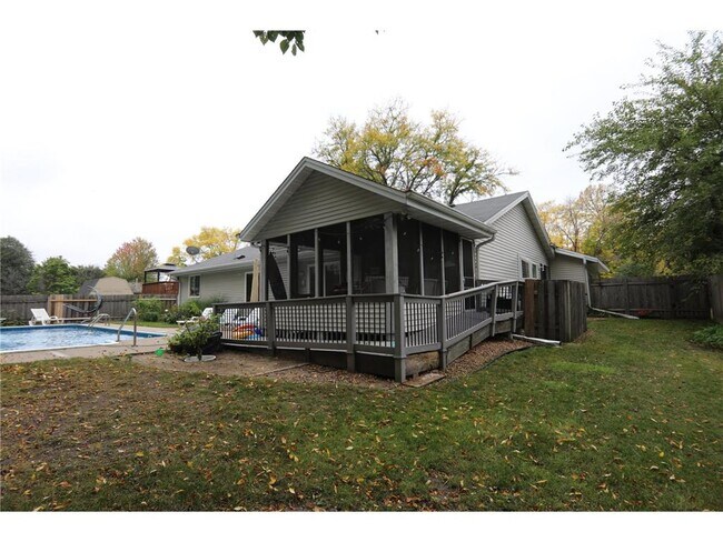 Building Photo - 3620 Saratoga Ln N