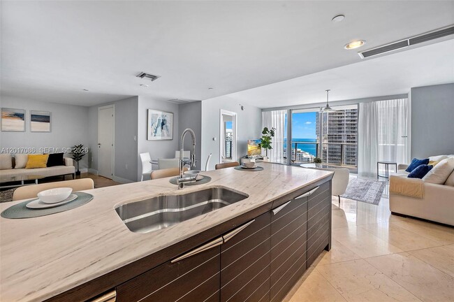 Building Photo - 200 Biscayne Blvd Way