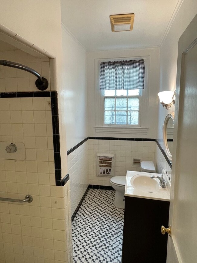 Building Photo - Large 3BD/2BA House Uptown with Driveway and Fenced Backyard