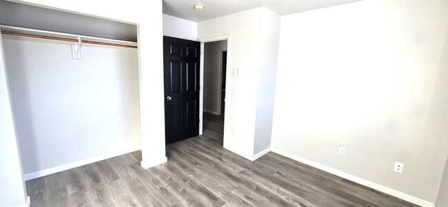 Building Photo - 3 Bedroom 2 Bathroom 2 Car Garage Upper Un...