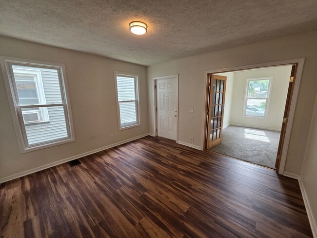 Building Photo - South Wedge Large 2 Bedroom Half House 1st Fl Floor Avail Mid October