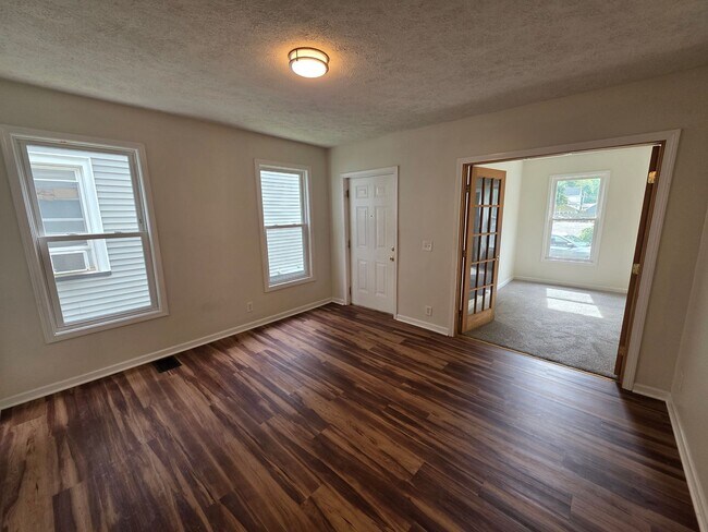 Building Photo - South Wedge Large 2 Bedroom Half House 1st...