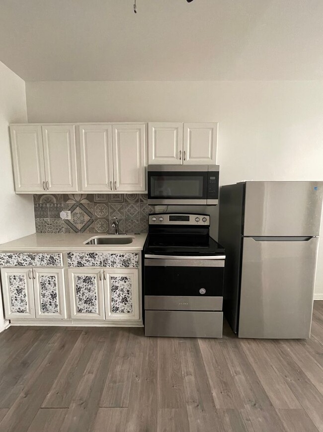 Building Photo - Quaint Charles Village Studio w/ A/C & W/D...