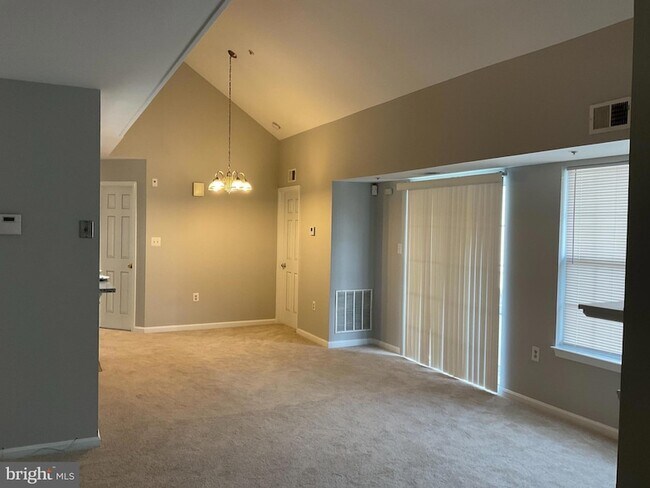 Building Photo - 9808 Lake Point Ct