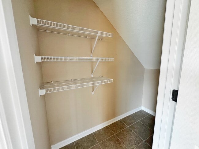 Building Photo - Islander Townhome with water views and garage!