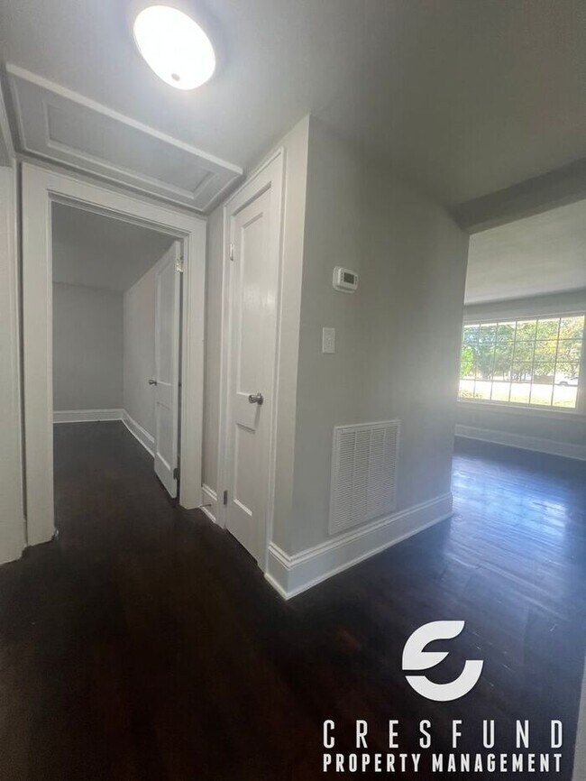 Building Photo - 3 Bedroom, 1 Bath with Fresh and Modernize...