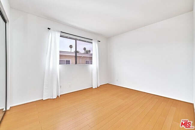Building Photo - 326 S Manhattan Pl