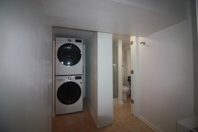 Building Photo - 1624 Greenwood Rd