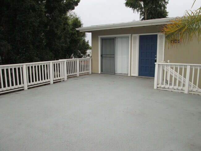 Building Photo - 2BD/1BA Upper Unit in Cardiff