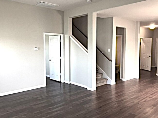 Building Photo - 4 Mira Loma Dr