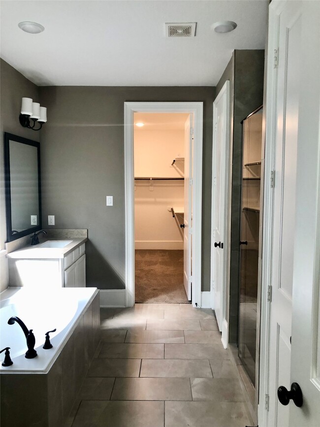 Building Photo - 520 Pedernales St