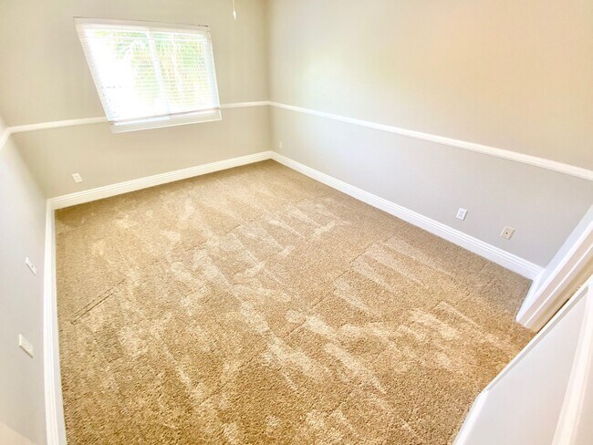 Building Photo - BEAUITFUL GATED PROPERTY 6 BEDROOMS/3 FULL...