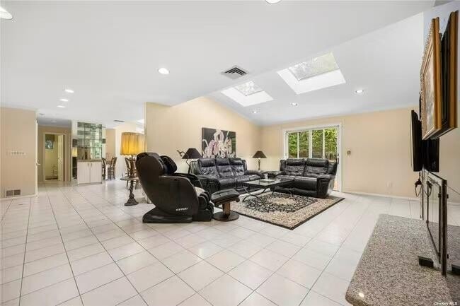 Building Photo - 74 Rockland Dr
