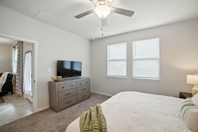 Building Photo - 324 Mountain Valley St