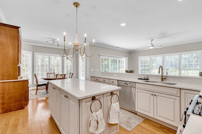 Building Photo - Welcome to the Desirable Landings on Skidaway Island - MIN 6 Month Lease - Fully Furnished