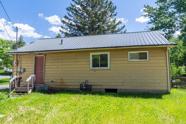 Building Photo - NEW LISTING! 3 BEDROOM HOUSE!