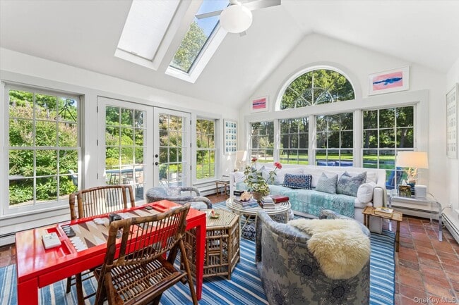 Building Photo - 20 Quogue St