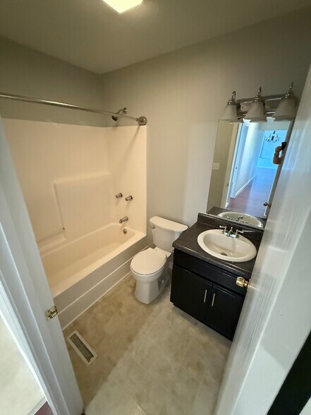 Bath 1 - 733 Riley St