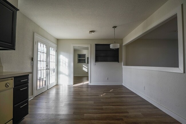 Building Photo - 3 Bedroom 2 Bath home on HUGE lot in Farmington!
