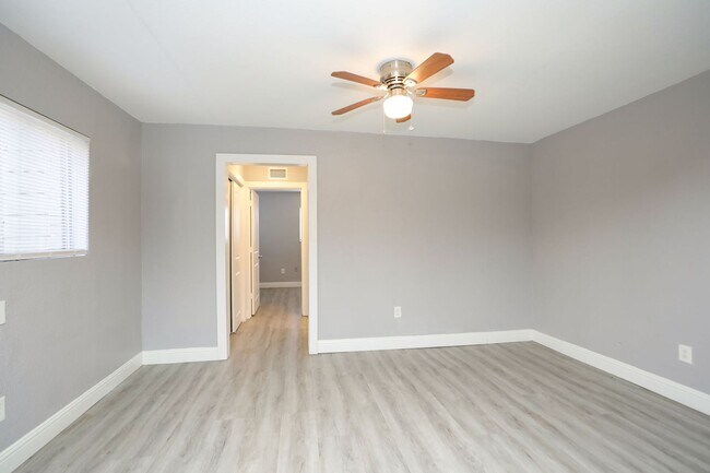 Building Photo - For Lease-Housing Vouchers Accepted | 2 Bed, 1 Bath | 800 Sq Ft | Sunnyside Place Community |