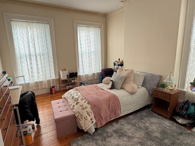 Building Photo - 227 Roxbury St