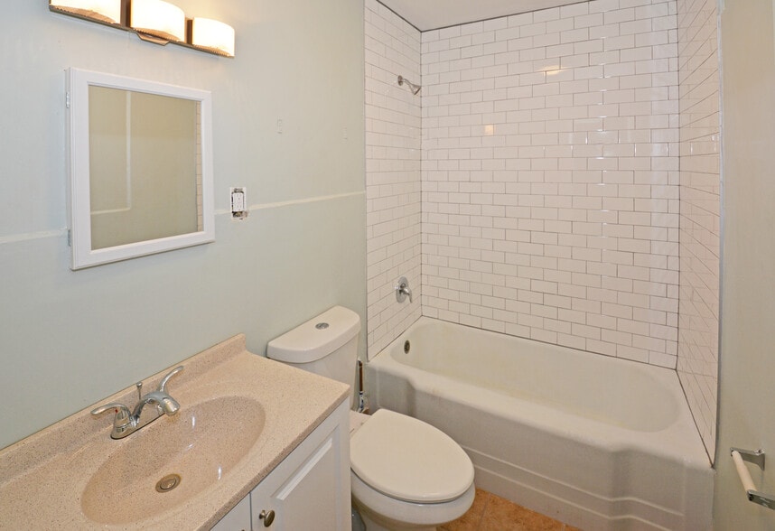 Bathroom - 5009 TANGERINE AVE S