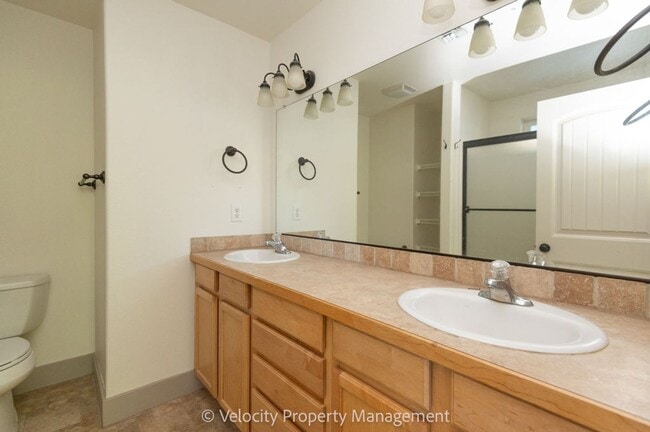 Building Photo - Beautiful Home in SW Bend - 1 dog considered!