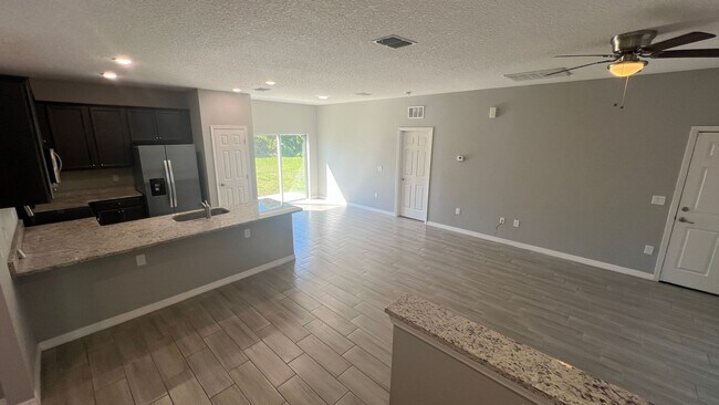 Building Photo - ADORABLE 3 Bedroom / 2 Bathroom Home in Pa...