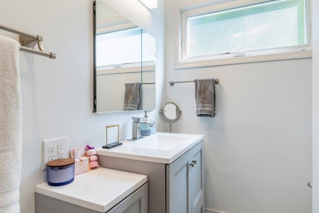 Building Photo - 4bd/1.75ba Shoreline Home