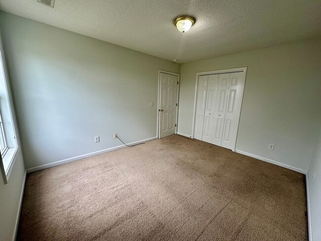 Building Photo - Conveniently Located Duplex!
