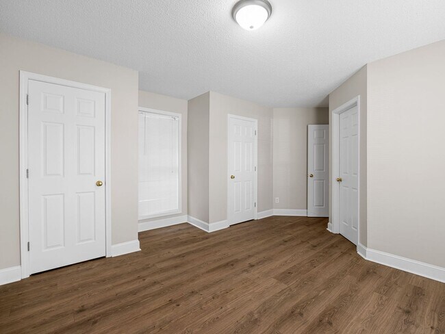 Building Photo - Freshly Renovated 3 BR, 2 BA Townhome Cent...
