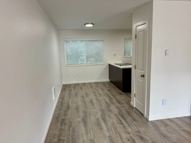 Building Photo - Better than Cool 2 bedroom in Creston-Kenilworth