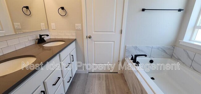 Building Photo - 12339 Shadow River St