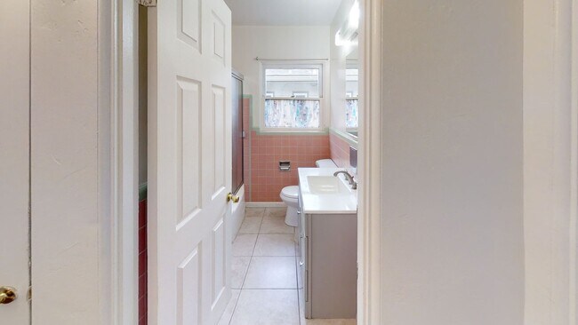 Building Photo - Nice Patio, Private Yard on Mary Lane! (Le...