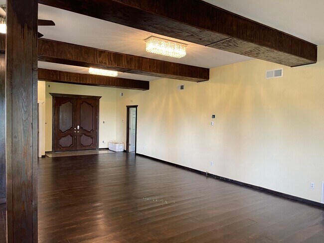 Building Photo - 15500 University Dr