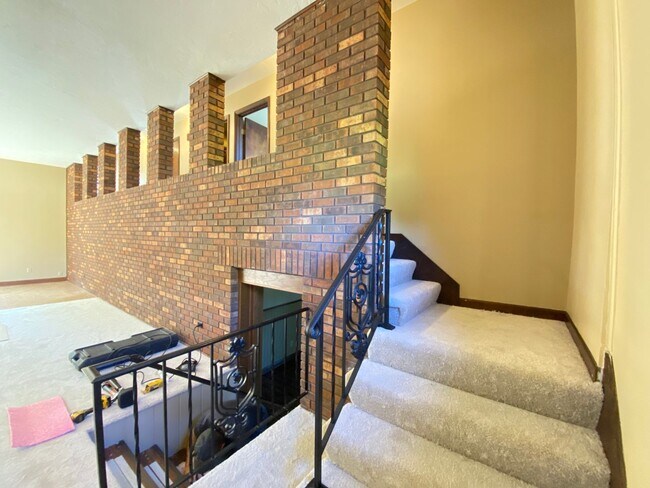 Building Photo - Castle Home Available Now