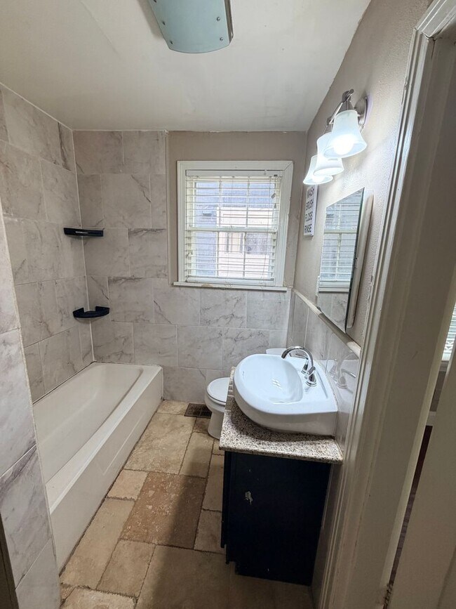 Building Photo - Beautiful 2 Bedroom Unit near LSUS!