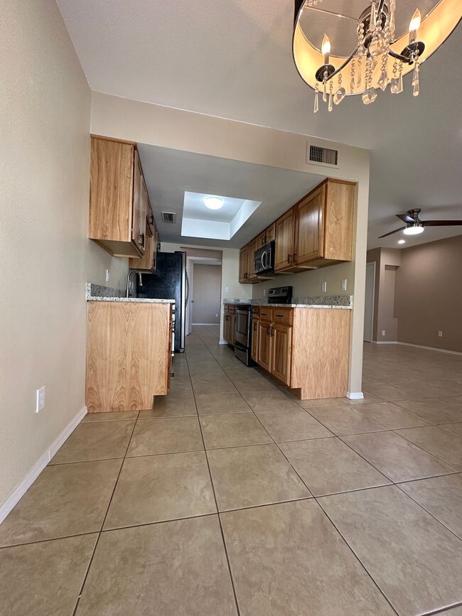 Building Photo - Scottsdale, 3 bed, 2 bath, 2 car garage, 1...