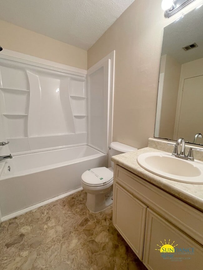 Building Photo - Great Centrally Located 2 Bedroom Townhous...